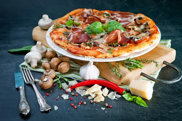 Jambonlu ve mantarlı pizza.