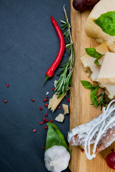 Erilaisia juustoja ja salamia — kuvapankkivalokuva