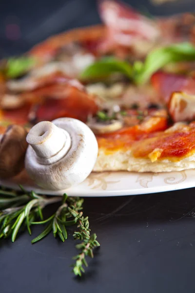 Pizza con jamón y champiñones — Foto de Stock