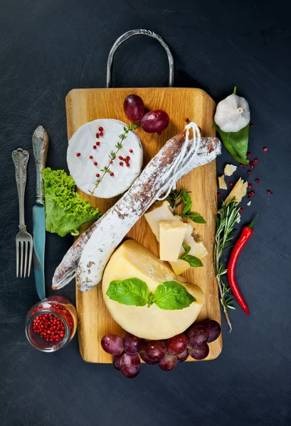 Olika ostar och salami — Stockfoto