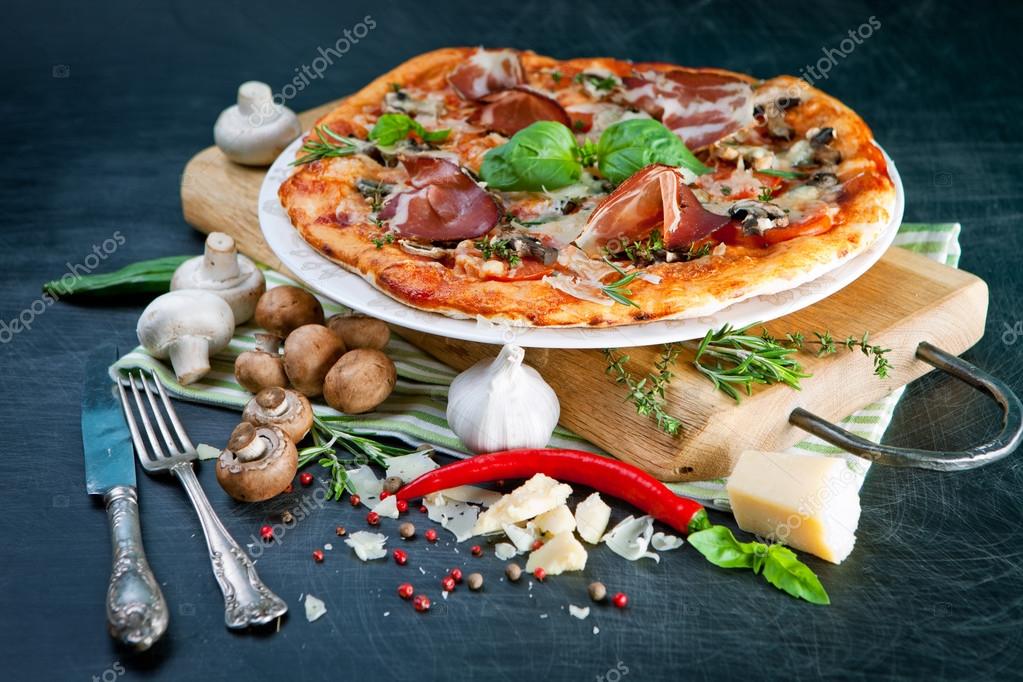 Jambonlu ve mantarlı pizza. — Stok Foto © Kazlouskaya 67223693