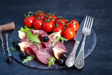 Prosciutto crudo roka ve incir ile