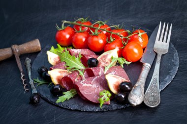 Prosciutto crudo roka ve incir ile