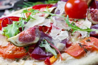 Pizza jambon ve incir ile