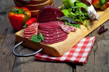 Lezzetli jambon ve salam dilimleri