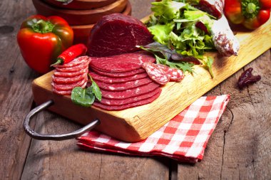 Lezzetli jambon ve salam dilimleri