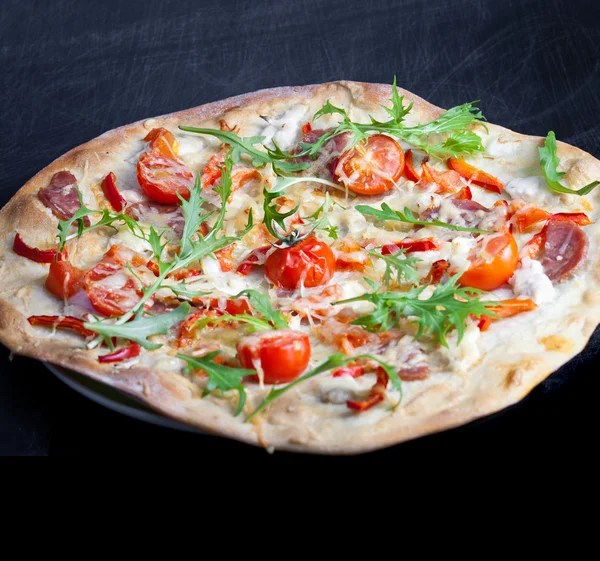 Pizza con prosciutto crudo e rucola — Foto Stock