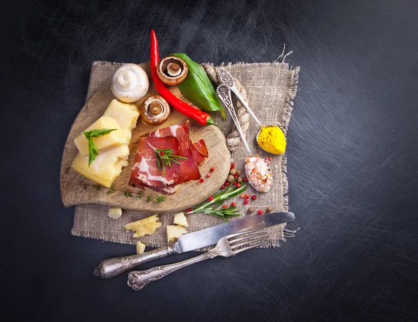 Various cheeses, salami and mushrooms — Stock Photo, Image