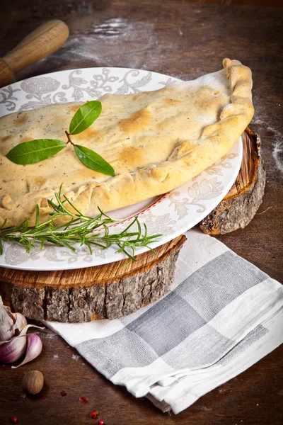 Італійський тісто з начинкою з сиром та м'ясом — стокове фото