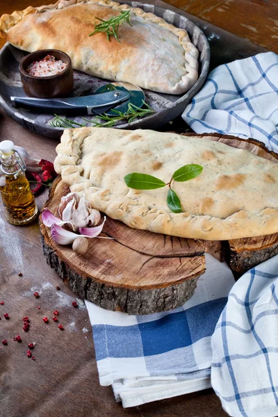 Pastelaria italiana recheada de queijo e carne — Fotografia de Stock