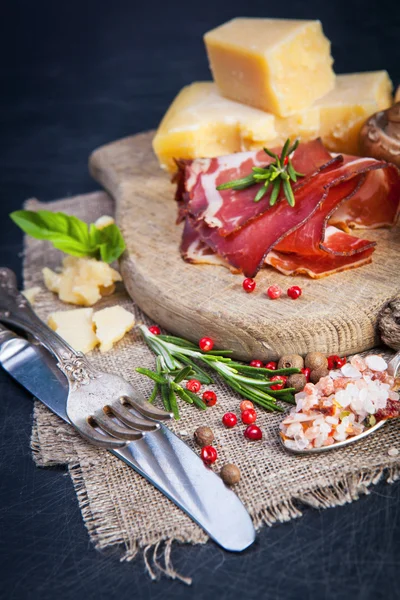 Various cheeses, salami and mushrooms — Stock Photo, Image