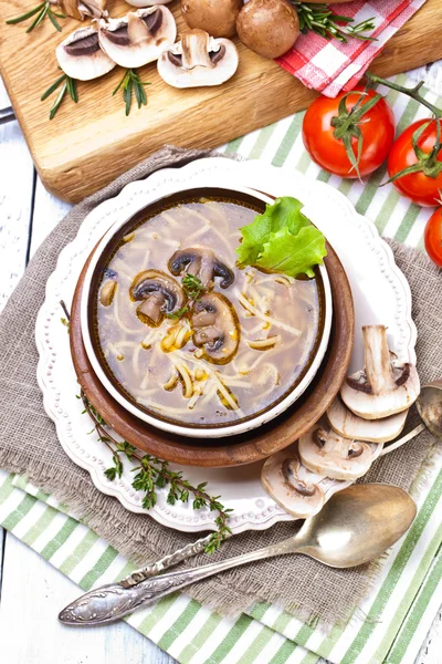 Suppe mit Nudeln und Pilzen — Stockfoto