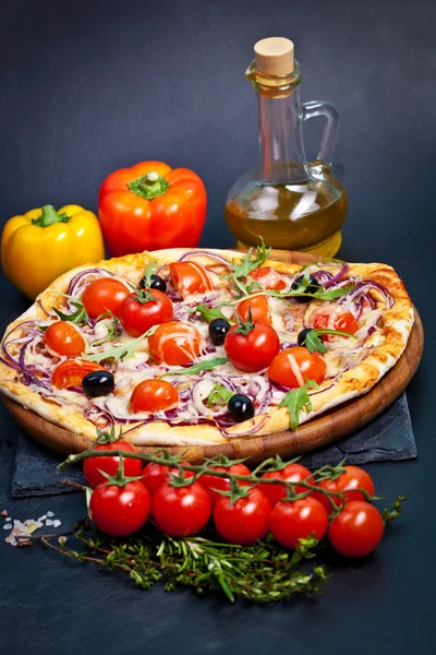 Pizza con tomates cherry y rúcula —  Fotos de Stock