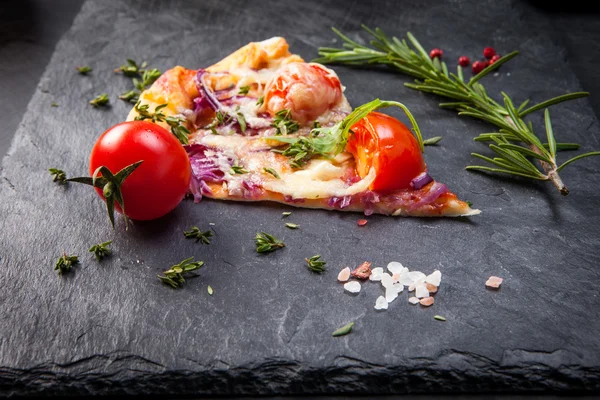 Pizza con pomodorini e rucola — Foto Stock