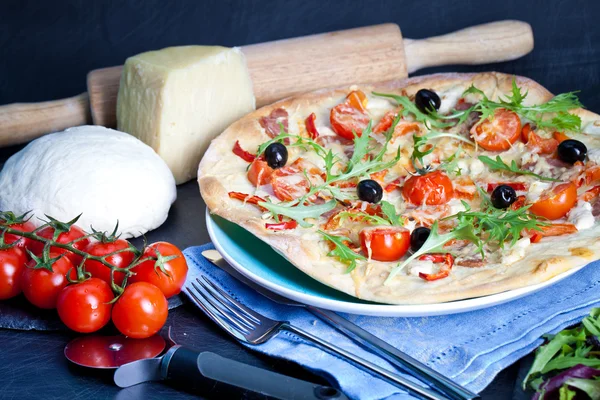 Pizza con prosciutto crudo e rucola — Foto Stock