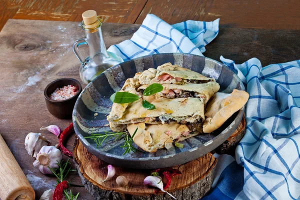 Zamkniętych włoskie pizza calzone — Zdjęcie stockowe