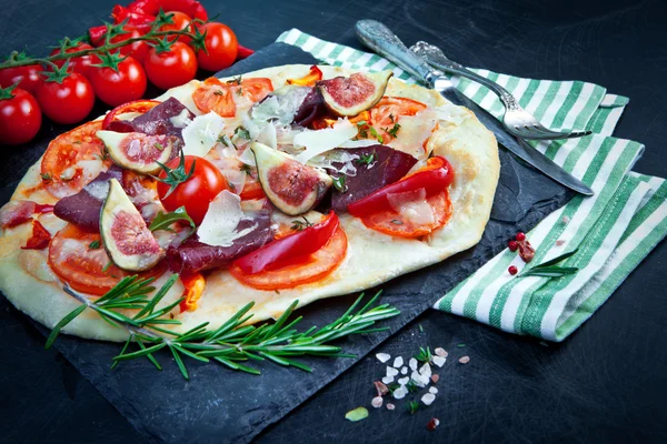 Pizza z szynki i figi — Zdjęcie stockowe