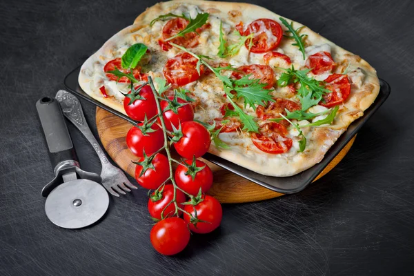 Pizza fresca al buio — Foto Stock