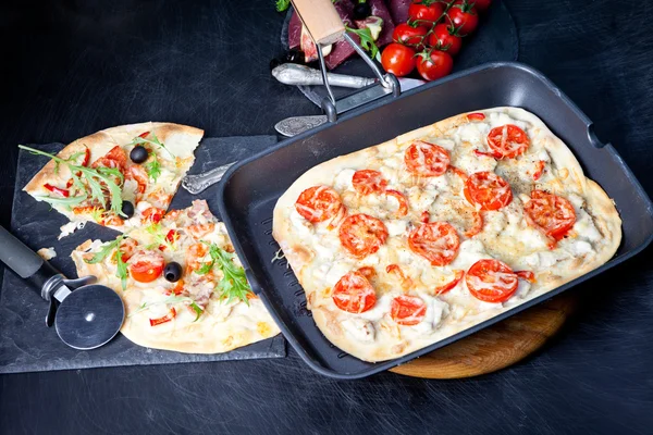 Pizza fresca al buio — Foto Stock