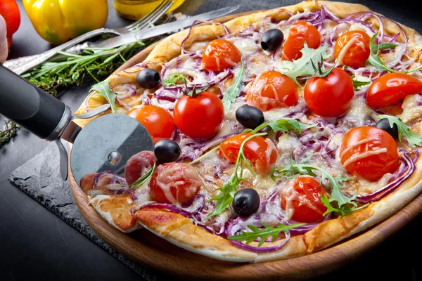 Pizza com tomate cereja e rúcula — Fotografia de Stock