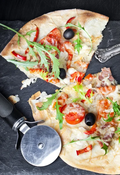 Pizza fresca no escuro — Fotografia de Stock
