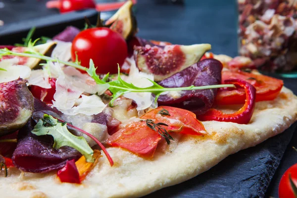 Pizza con prosciutto e fichi — Foto Stock