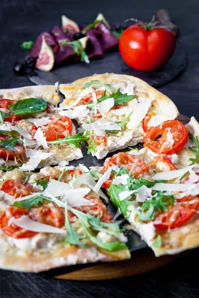 Pizza fresca al buio — Foto Stock