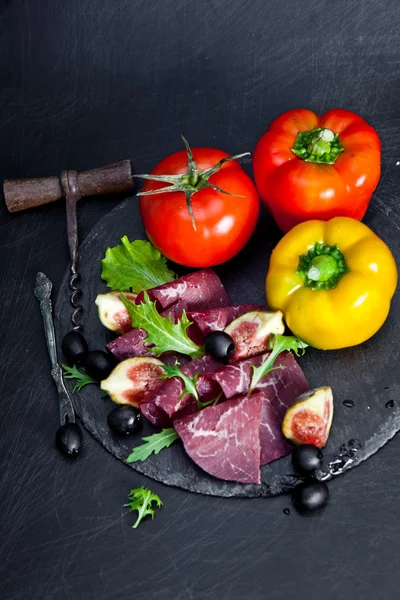 Prosciutto crudo with arugula and figs — Stock Photo, Image