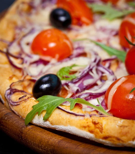 Pizza with cherry tomatoes and arugula — Stock Photo, Image