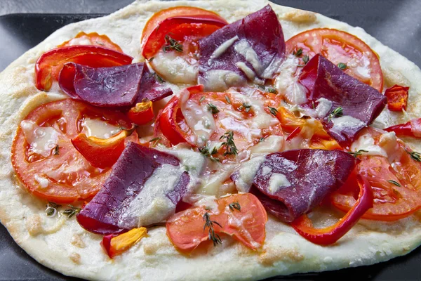Pizza con jamón e higos —  Fotos de Stock