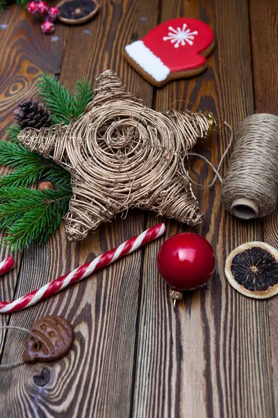 Decoraciones de Navidad sobre fondo de madera — Foto de Stock