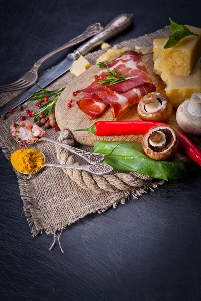 Various cheeses, salami and mushrooms — Stock Photo, Image