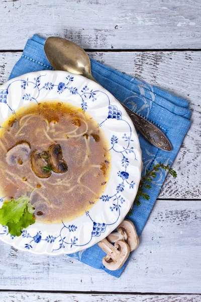 Suppe mit Nudeln und Pilzen — Stockfoto