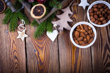 Ahşap arka planda Noel süslemeleri