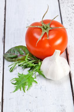 Kırmızı domates, sarımsak ve otlar