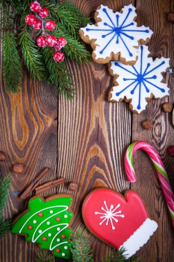 Ahşap arka planda Noel süslemeleri