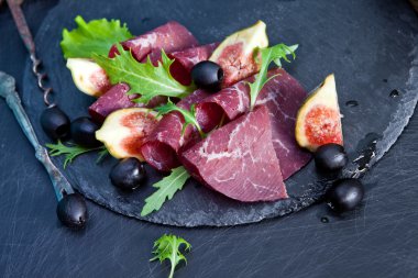 Prosciutto crudo roka ve incir ile