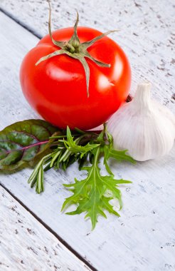 Kırmızı domates, sarımsak ve otlar
