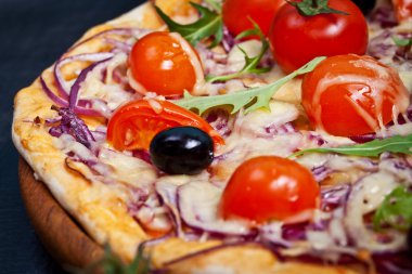 Kiraz domates ve roka pizza