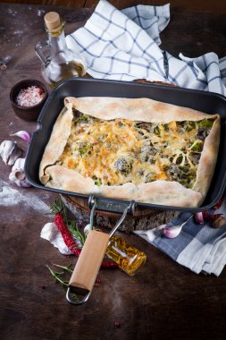 Tarte pasta brokoli, peynir ve soğan ile