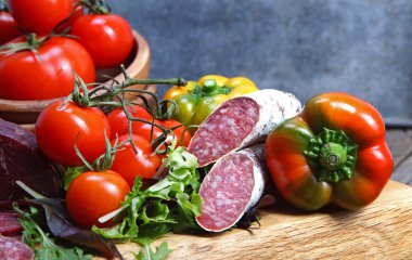 jambon ve salam dilimleri ile sebze