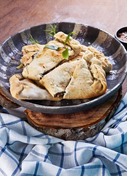 Cerrado italiano pizza calzone — Foto de Stock