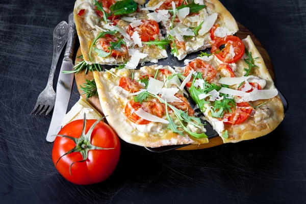 Pizza fresca al buio — Foto Stock