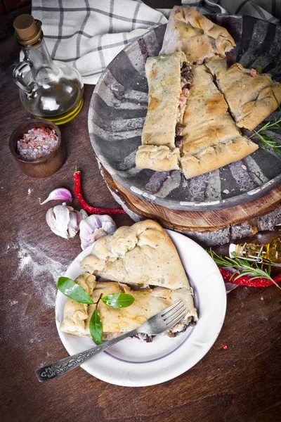 İtalyan pizza calzone kapalı — Stok fotoğraf