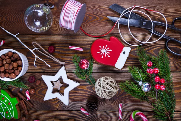 Decoraciones de Navidad sobre fondo de madera —  Fotos de Stock