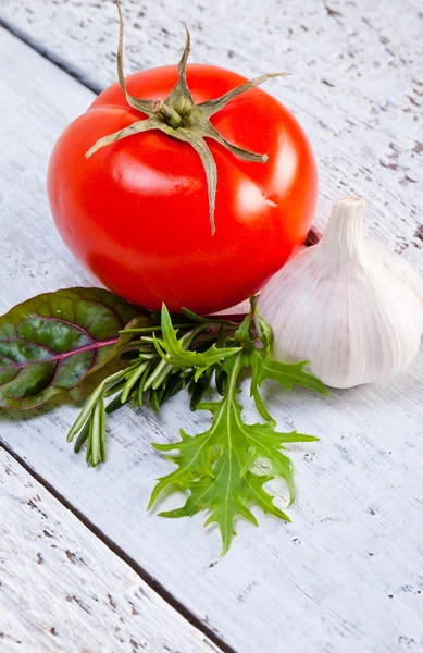 Kırmızı domates, sarımsak ve otlar