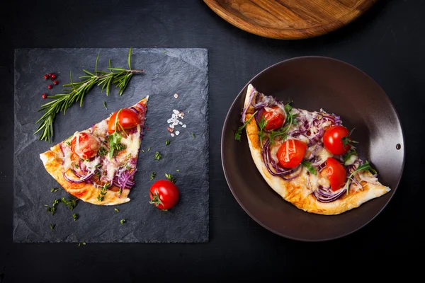 Kiraz domates ve roka pizza