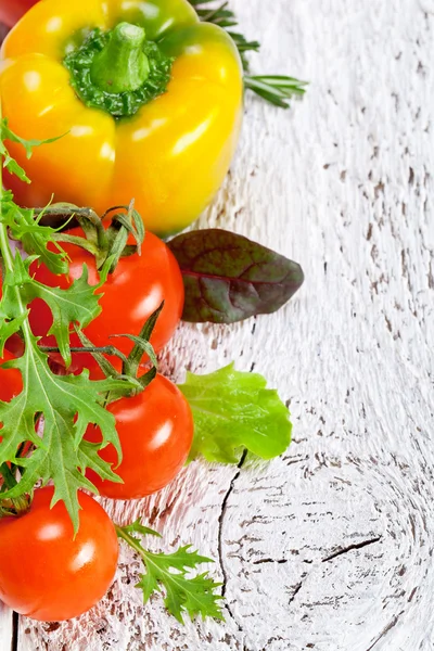 Grenze zwischen gesundem Biogemüse — Stockfoto