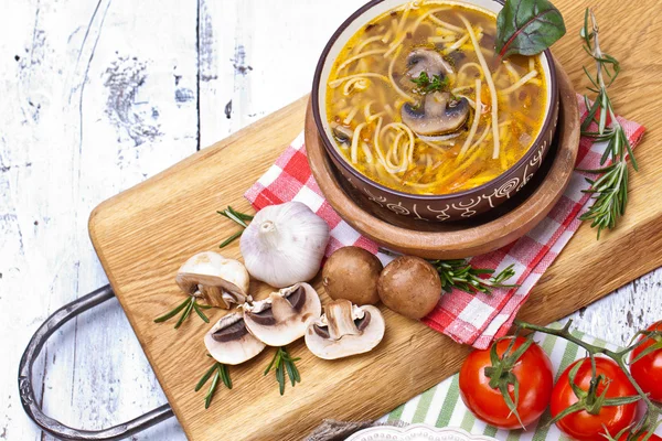 Suppe mit Nudeln und Pilzen — Stockfoto