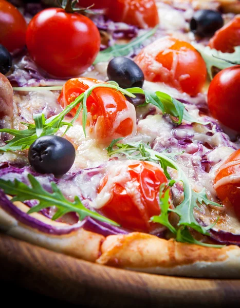 Pizza com tomate cereja e rúcula — Fotografia de Stock